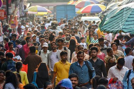 Imagem colorida: indianos enchem rua - Metrópoles