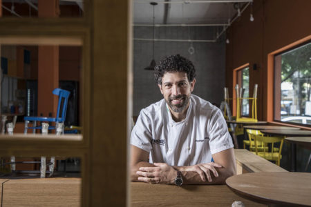 Chef Rodrigo Oliveira, no restaurante Mocotó, em SP, é o novo jurado do Masterchef Brasil 2023