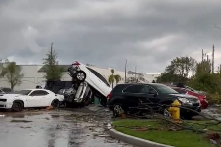 Imagem colorida: carros são arrastados em tornado - Metrópoles