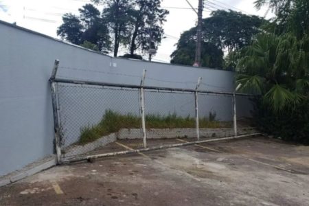 Imagem colorida: portão encostado em muro - Metrópoles