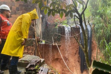 Imagem colorida: agentes da Defesa Civil em Maceió - Metrópoles