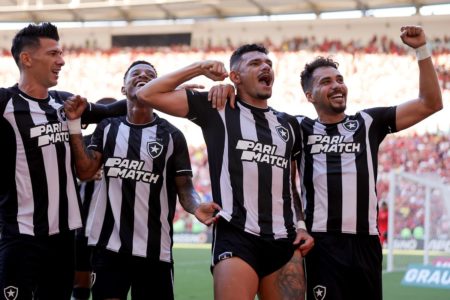 Foto colorida de atletas do Botafogo comemorando gol no Maracanã