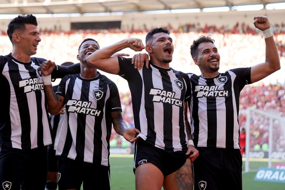 Foto colorida de atletas do Botafogo comemorando gol no Maracanã