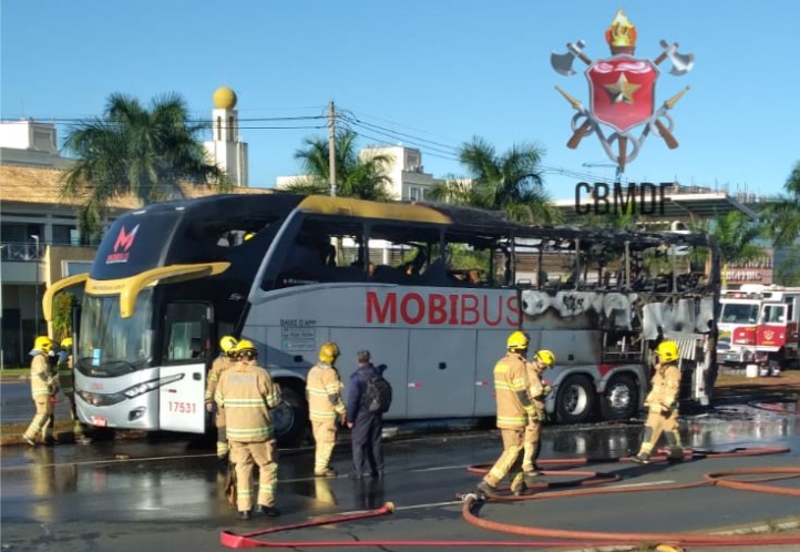 ônibus pega fogo na EPTG