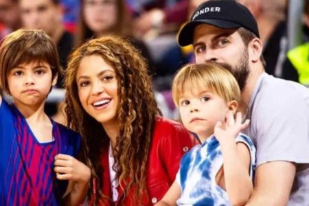 Piqué e Shakira com os filhos ao lado dos filhos, Milan e Sasha, em evento - Metrópoles