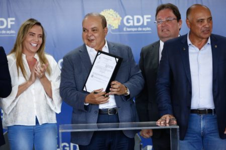 Governador do Distrito Federal, Ibaneis Rocha (MDB), sanciona projeto de lei que confere reajuste salarial aos servidores do GDF, no Salão Branco do Palácio do Buriti.