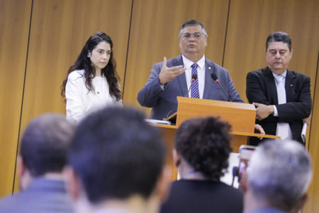 homem de terno em tribuna