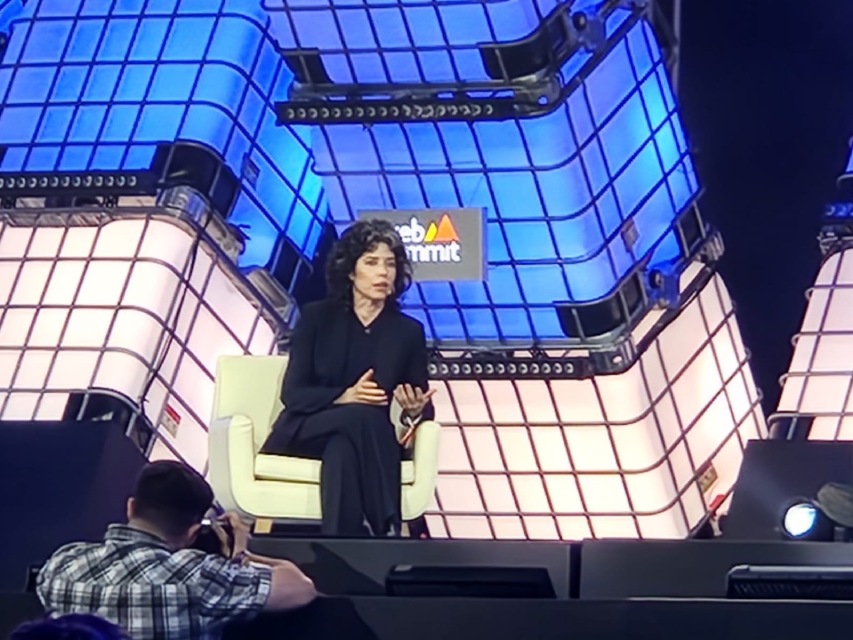 Foto colorida de CEO do Signal no Web Summit - Metrópoles