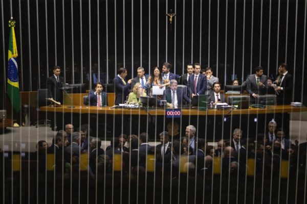 Foto colorida mostra plenário e Mesa Diretora da Câmara dos Deputados do Brasil durante sessão plenária - Metrópoles