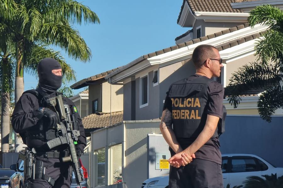 Agentes da PF na casa de Bolsonaro