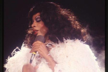 Imagem colorida de Donna Summer - Metrópoles