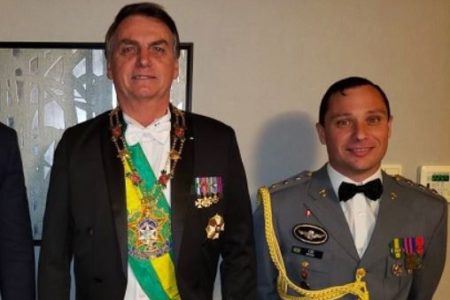 Jair Bolsonaro e Mauro Cid -- Metrópoles