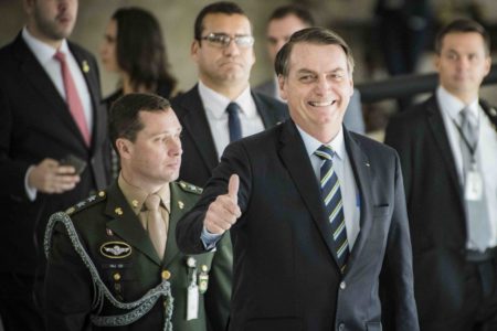 presidente Jair Bolsonaro e Mauro Cid descem a rampa do Planalto