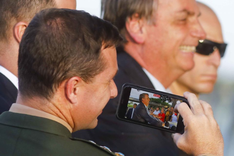 Exército Bolsonaro Mauro Cid filma live do Presidente Jair Bolsonaro chegam ao palácio Alvorada