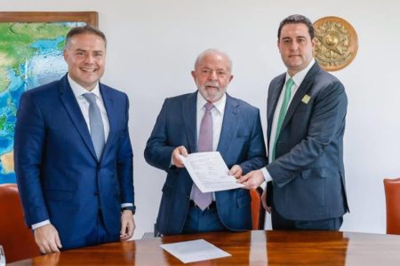 Foto colorida entre o governador do Paraná, o presidente Lula e o ministro Renan Filho - Metrópoles