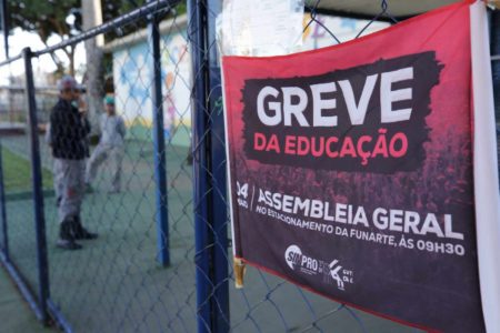 Grade de portão fechada em escola da rede pública