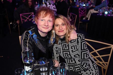 Cantor ed sheeran abraçado a sua esposa Cherry Seaborn durante premiação