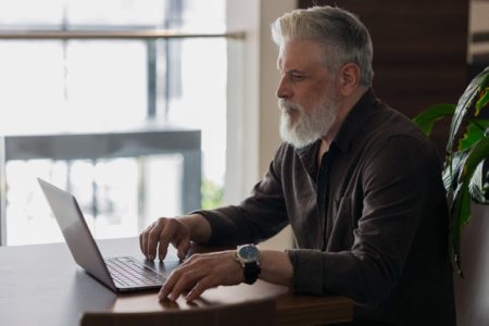 Homem de 50 anos usa o computador - Metrópoles