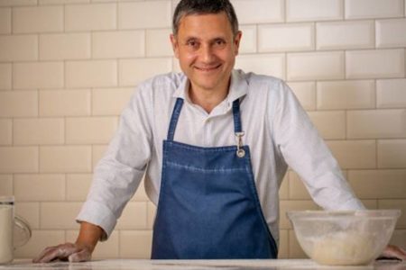 Na foto, um homem branco posa para foto - Metrópoles