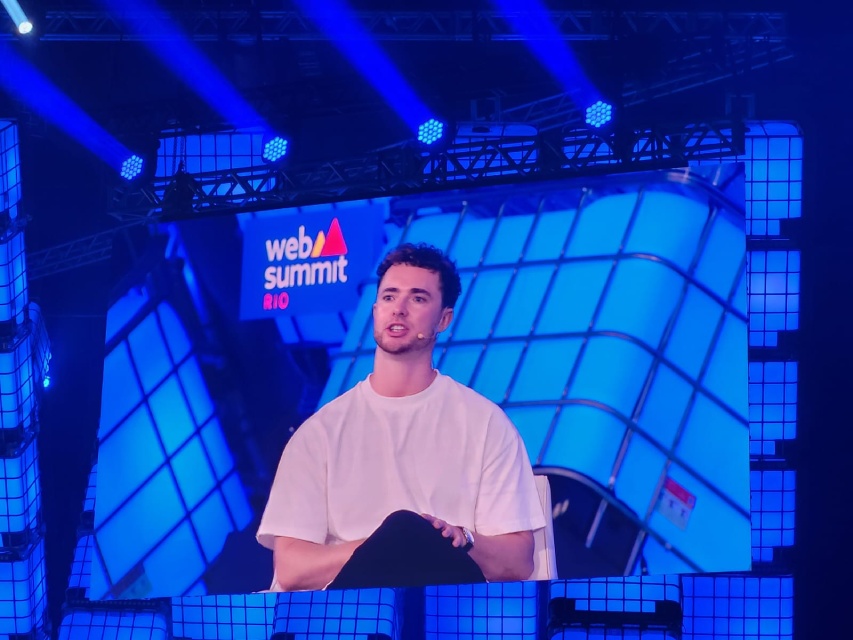 Foto colorida do CEO da Deel durante painel no Web Summit Rio - Metrópoles