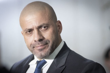 Deputado Daniel Silveira, acompanhado de parlamentares, fala com a imprensa na frente do Plenário da Câmara