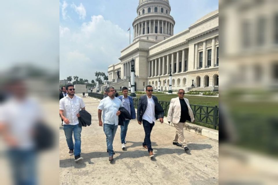 Foto publicada no Instagram mostra o deputado federal Washington Quaquá andando em frente ao Capitólio de Cuba, em Havana