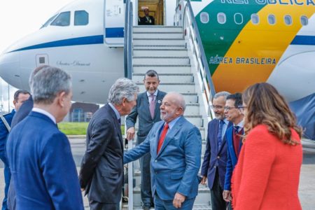 lula desembarca de avião no reino unido - metropoles