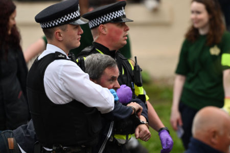 Policiais retiram manifestantes que protestam contra coroação do rei Charles III na Abadia de Westminster, em Londres - Metrópoles