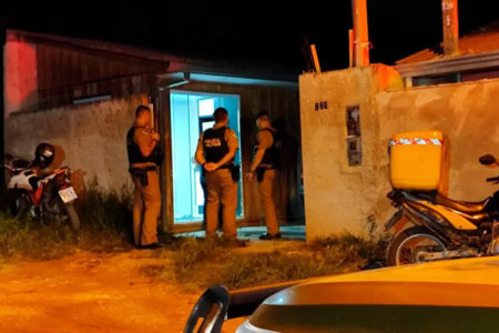 Policiais na casa de homem que foi morto com 31 tiros em Curitiba - Metrópoles