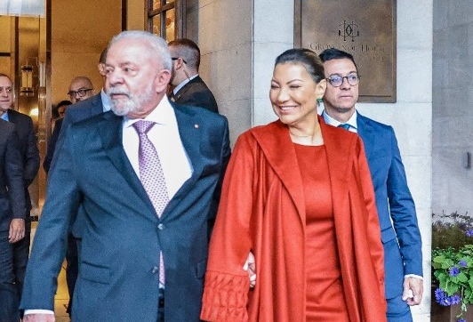 Imagem colorida de Janja e Lula saindo do hotel em Londres em direção à Abadia de Westminster