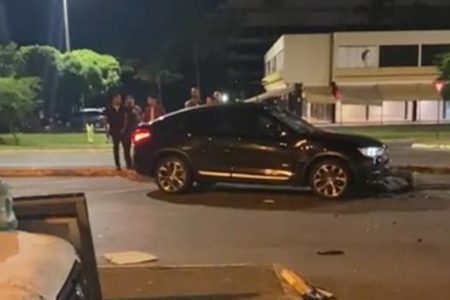 BMW preta parada em estacionamento no Sudoeste - Metrópoles