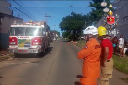 Bombeiros Militares parados em frente à viatura