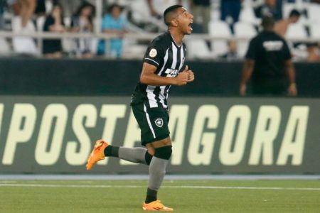 Victor Sá do Botafogo comemora Gol