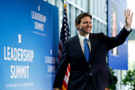 governador da flórida ron desantis acenando em palco nos EUA - metrópoles