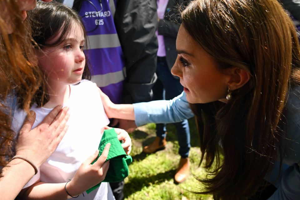 Foto colorida de menina branca chorando ao lado de mulher branca, que está com a mão no ombro da garota - Metrópoles