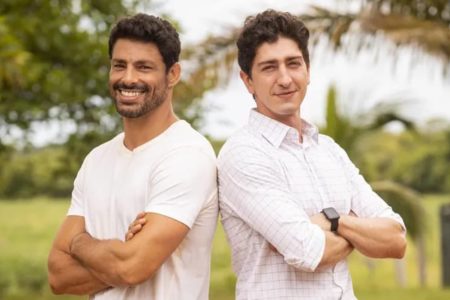 Foto colorida de Caio e Daniel, personagens da novela Terra e Paixão- Metrópoles