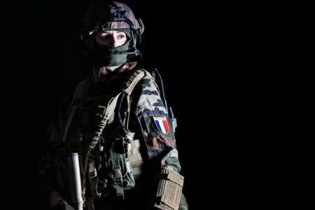 Um soldado da França segura uma arma - Metrópoles