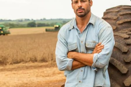 Foto colorida de Caio La Selva, personagem da novela Terra e Paixão - Metrópoles