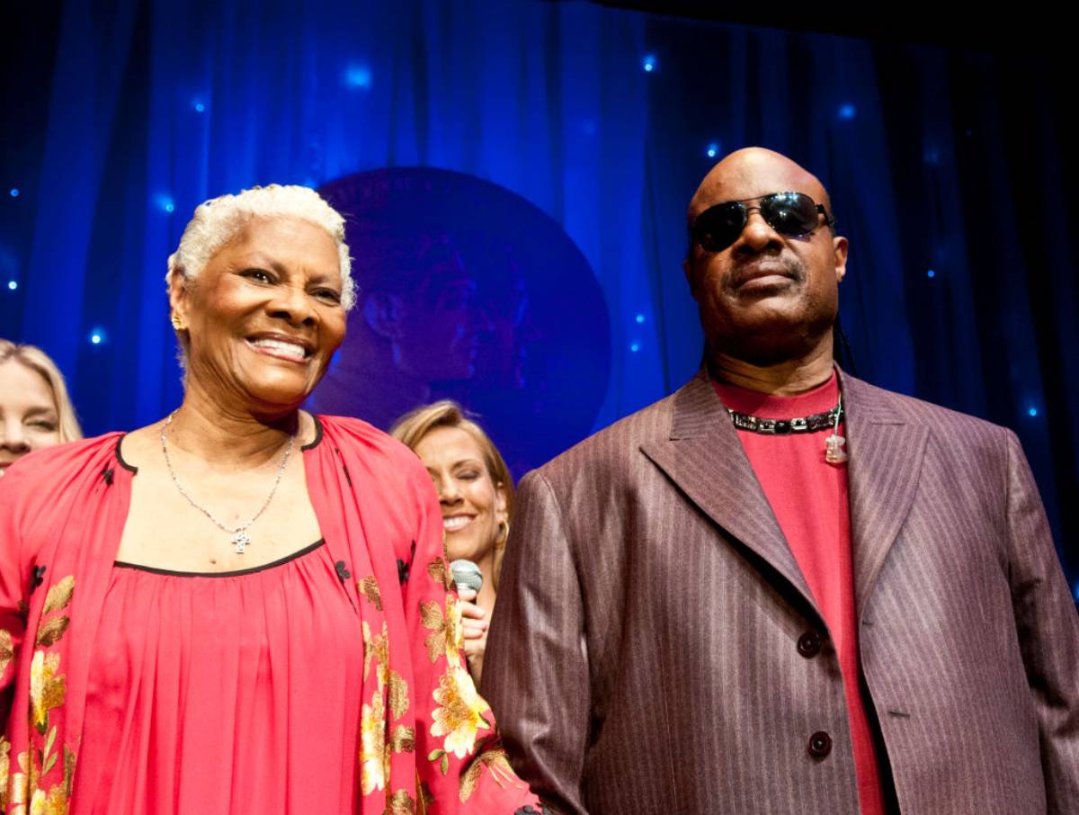 Fotografia colorida de Dionne Warwick e Stevie Wonder-Metrópoles