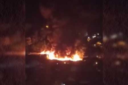 Imagem colorida mostra Incêndio em garagem de ônibus em Petrópolis - Metrópoles