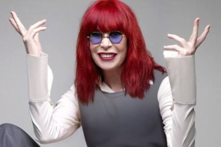 imagem colorida mostra cantora rita lee. ela é branca e tem cabelo vermelho - metrópoles