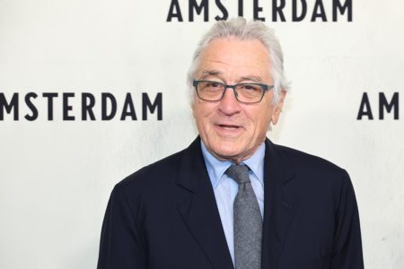 Robert De Niro usando óculos de grau e terno e gravata - Metrópoles