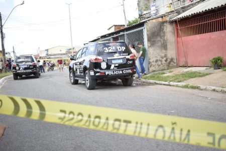 Faixa amarela de proteção policial preservando casa onde aconteceu crime