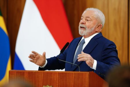 presidente Lula ao lado das bandeiras do brasil e Países Baixos