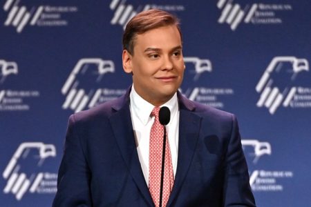 Foto colorida de George Santos, deputado brasileiro que mentiu em usa biografia - Metrópoles