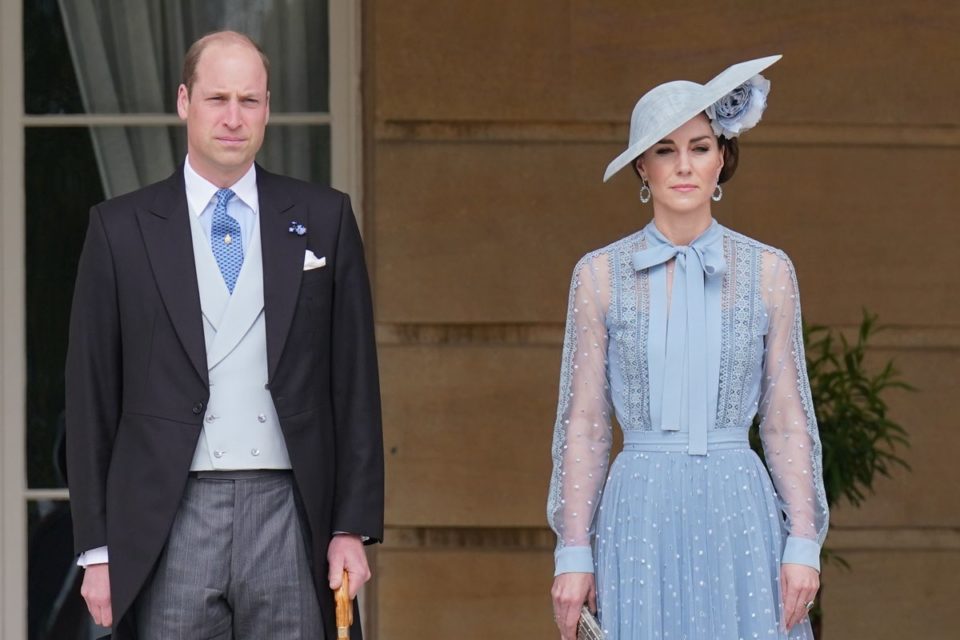 Foto colorida de homem branco, calvo e com terno ao lado de mulher branca com roupa e vestido azul claro - Metrópoles