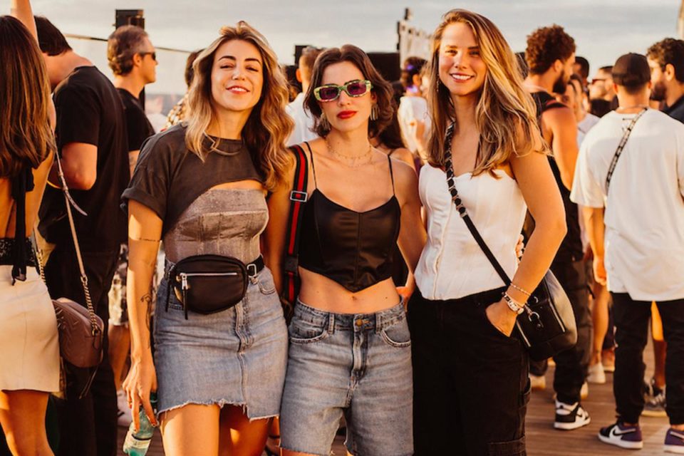 Na imagem com cor, 3 mulheres possam para fotos durante o dia - Metrópoles