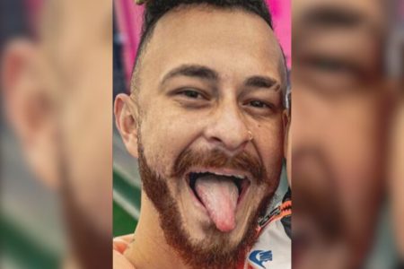 Homem olhando diretamente para a câmera com a língua de fora e semblante feliz