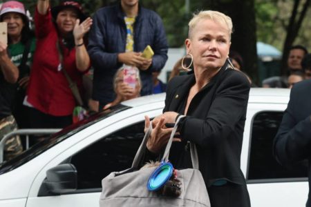 Xuxa deixa o velório de Rita Lee