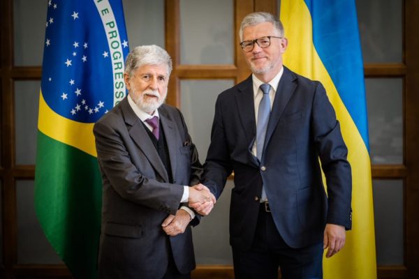 Celso Amorim se encontra com vice-ministro das Relações Exteriores da Ucrânia e deve ter reunião com Volodymyr Zelensky. Assessor especial da Presidência da República de Lula discutirá criação de "grupo da paz" para tentar resolver conflito entre Rússia e Ucrânia